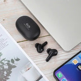 audífonos bluetooth y case marca Miccell al lado de iPhone y Laptop
