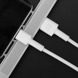 cable carga rápida 5 amperios tipo-c conectado a laptop y iPhone