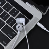 audífono con cable miccell vq-h32 color blanco sobre laptop