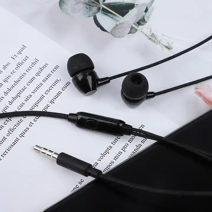 audífono con cable miccell vq-h32 color negro sobre revista elegante