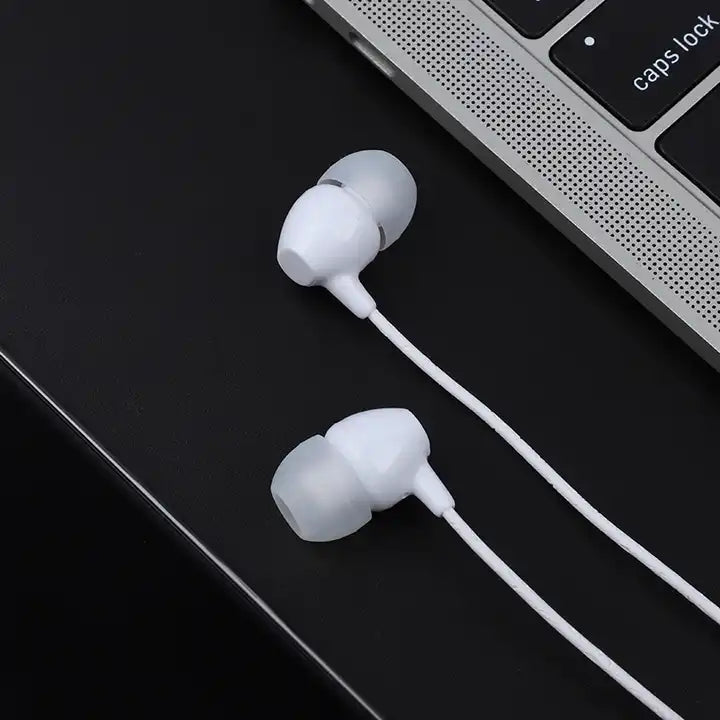 audífono con cable miccell vq-h32 color blanco al lado de laptop