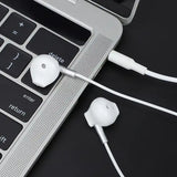 audífono con cable 3.5mm marca Miccell VQ-H35 color blanco conectado a Laptop