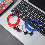 audífonos color rojo y azul sobre laptop y iPhone