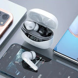 Audífonos TWS con case LED Miccell color blanco (VQ-BH70) al lado de iPhone